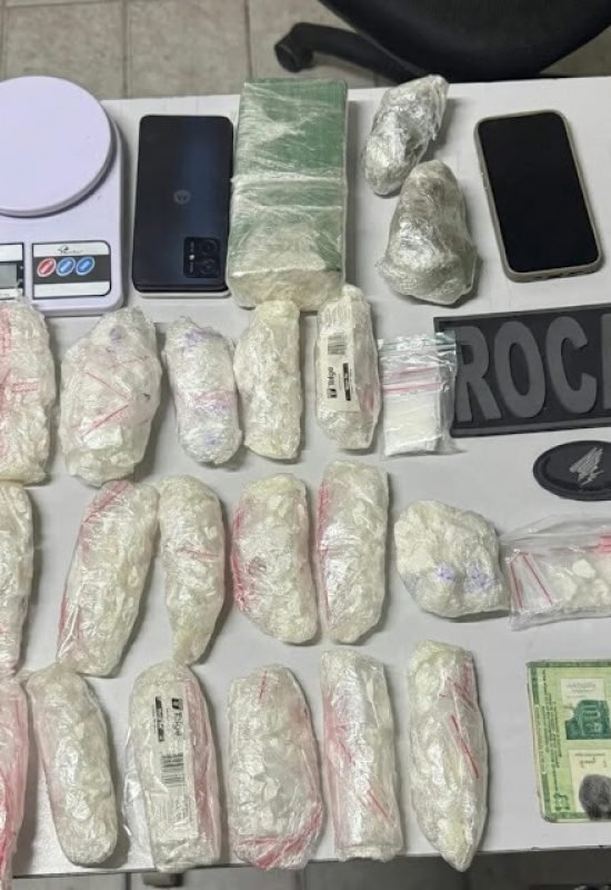 ROCAM apreende mais de 1,3 kg de drogas escondidas em gaveta falsa e detém reincidente em Mossoró