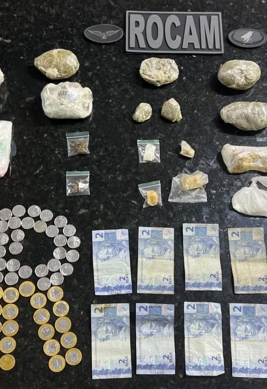 ROCAM apreende cocaína, crack, maconha e balanças de precisão no bairro de Mãe Luíza em Natal