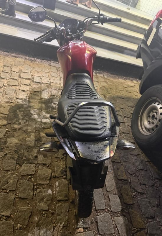 BPChoque apreende adolescentes e recupera motocicleta roubada após perseguição no bairro Planalto
