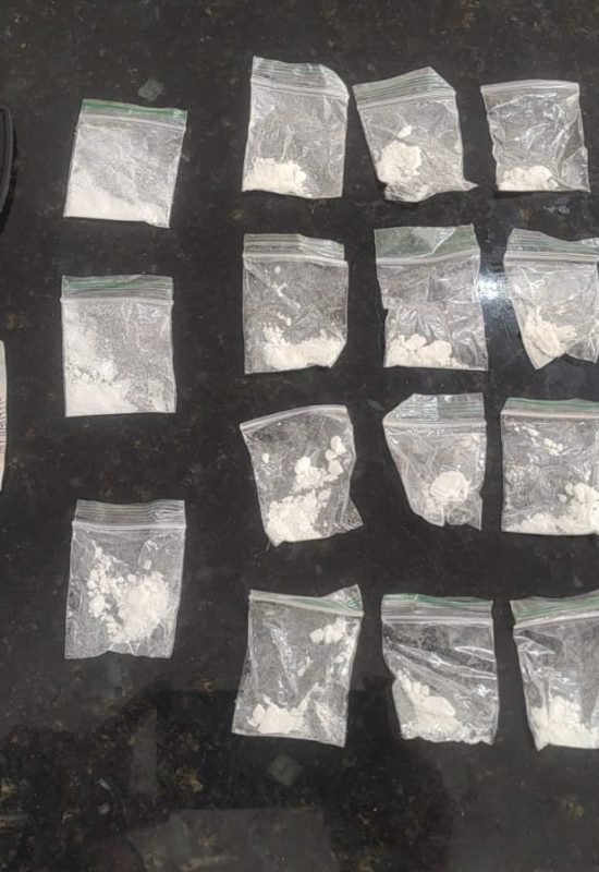 Dupla é flagrada com drogas durante operação policial na zona Oeste de Natal