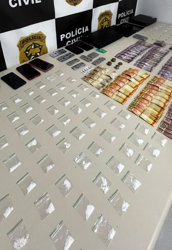 Polícia Civil fecha conveniência usada de fachada para o tráfico de drogas e apreende Hilux e 136 porções de entorpecentes em Parnamirim